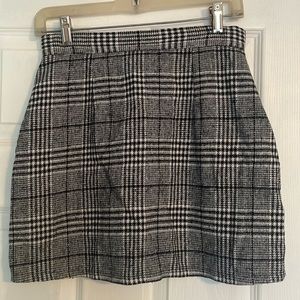 BLACK AND WHITE (Size M) Plaid Mini Skirt